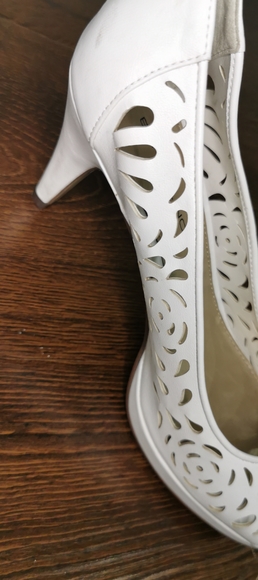 Bandolino Elegant White Sandal - Picture 4 of 5